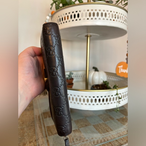 GUCCI CHOCOLATE BROWN EMBOSSED FULL ZIPPY WALLET WITH BOW GOLD HARDWARE - Picture 5 of 14